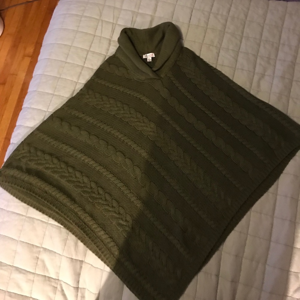 Cable knit Poncho! Green! So Comfy!